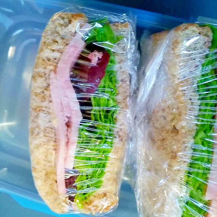 ハムとビーツのサンドイッチ